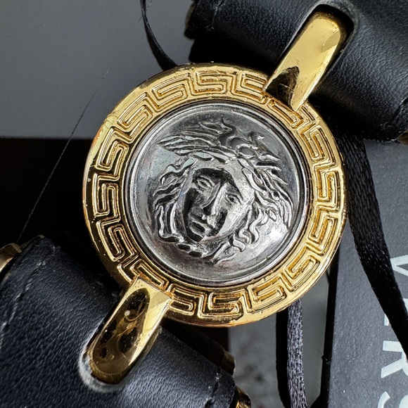 LOT 1435 24K gold plated Versace key ring - Picture 7 of 15